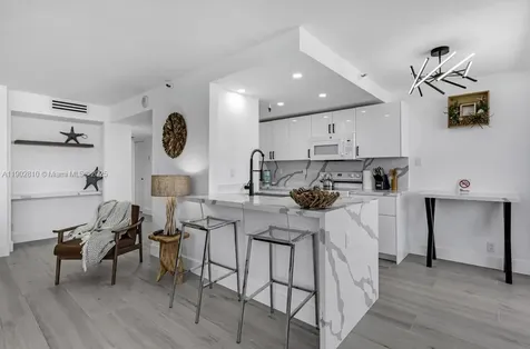 2555 Collins Avenue Miami Beach FL 33140