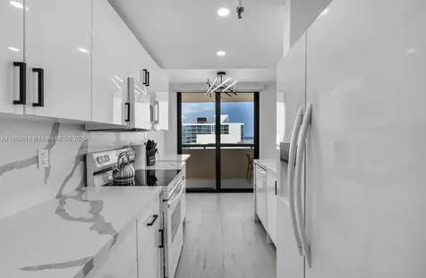 2555 Collins Avenue Miami Beach FL 33140