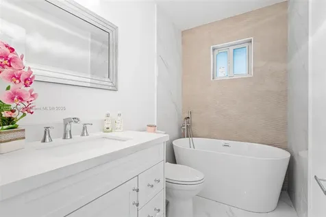 7539 NW 173rd Terrace Hialeah FL 33015