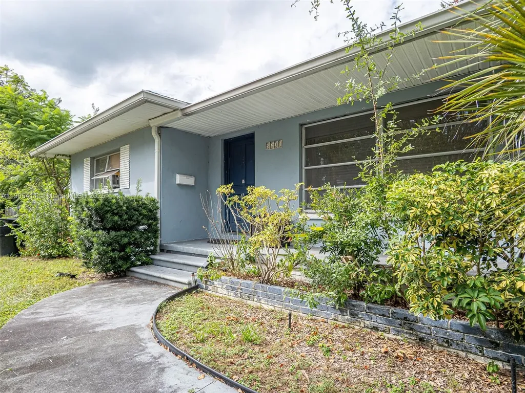 8201 Yardley Avenue N St Petersburg FL 33710