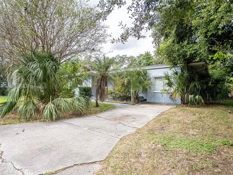 8201 Yardley Avenue N St Petersburg FL 33710