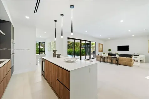 2127 SW 11th Terrace Miami FL 33135