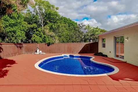 401 SW 76th Terrace North Lauderdale FL 33068