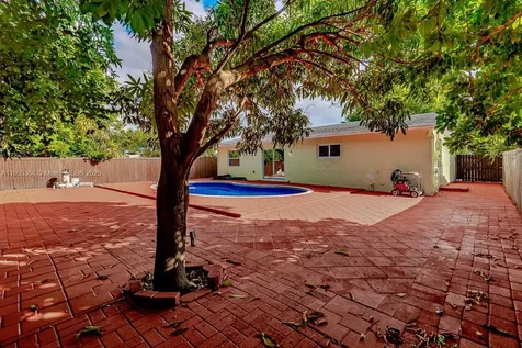 401 SW 76th Terrace North Lauderdale FL 33068