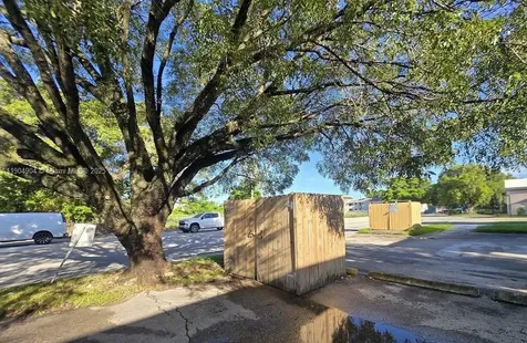 2835 NW 22nd Avenue Miami FL 33142