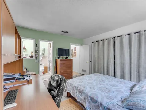 520 NW 32nd Place Miami FL 33125