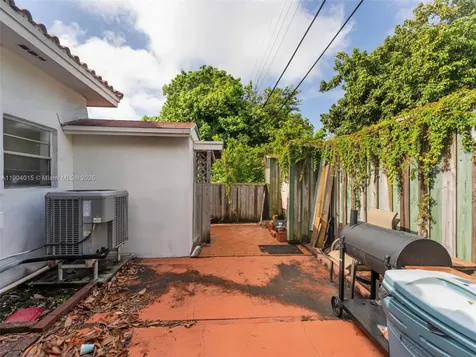 520 NW 32nd Place Miami FL 33125