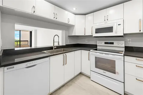 2555 Collins Avenue Miami Beach FL 33140