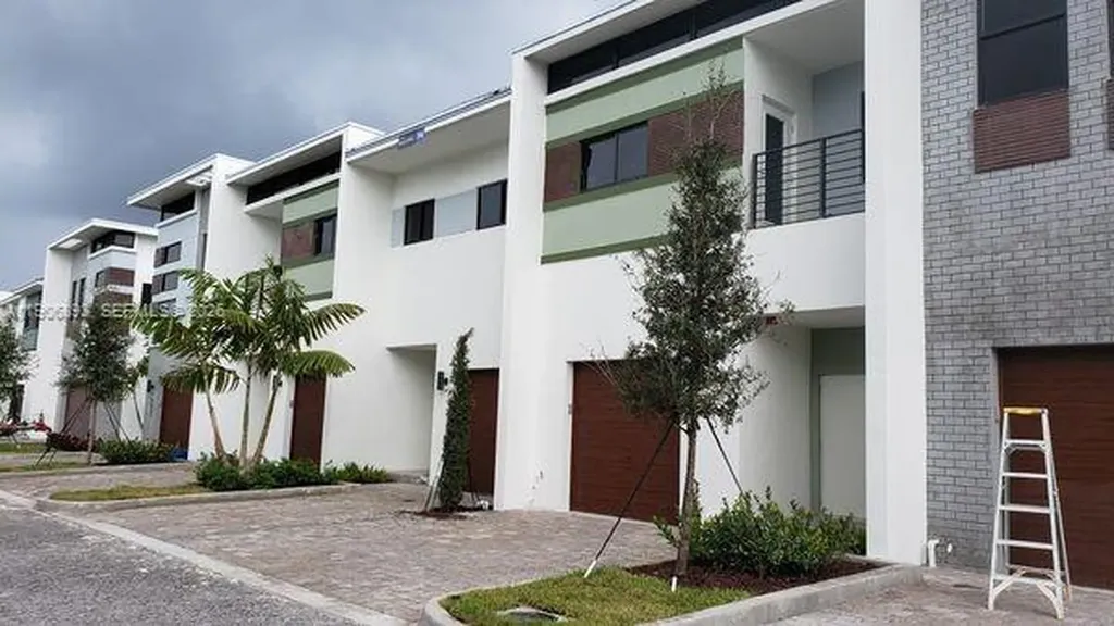 4500 NW 8th Place Plantation FL 33317