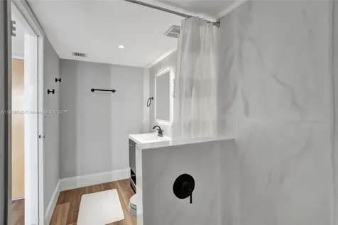 7601 E Treasure Drive Miami Beach FL 33141