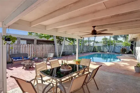 9350 NW 43rd Manor Sunrise FL 33351
