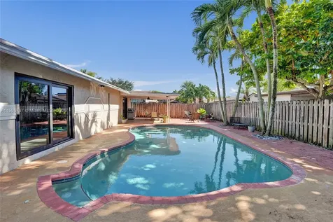 9350 NW 43rd Manor Sunrise FL 33351