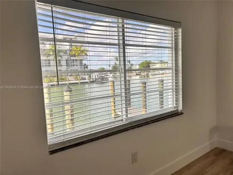 7207 Bay Drive Miami Beach FL 33141