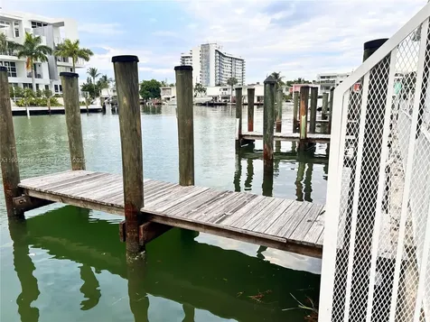 7207 Bay Drive Miami Beach FL 33141