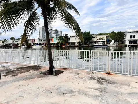 7207 Bay Drive Miami Beach FL 33141