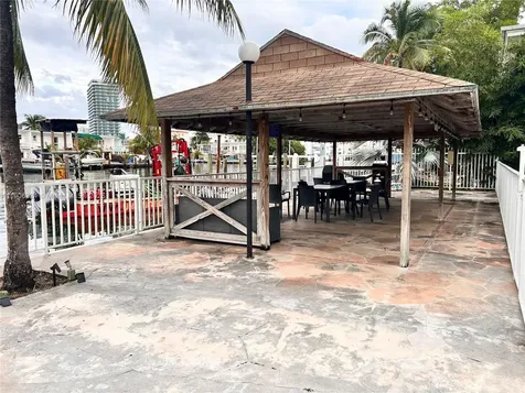 7207 Bay Drive Miami Beach FL 33141