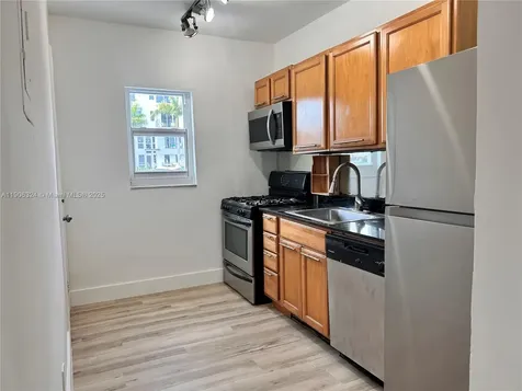 7207 Bay Drive Miami Beach FL 33141