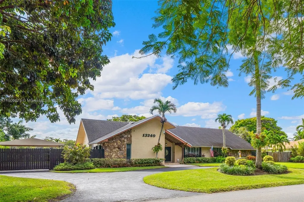 13240 N Calusa Club Drive Miami FL 33186
