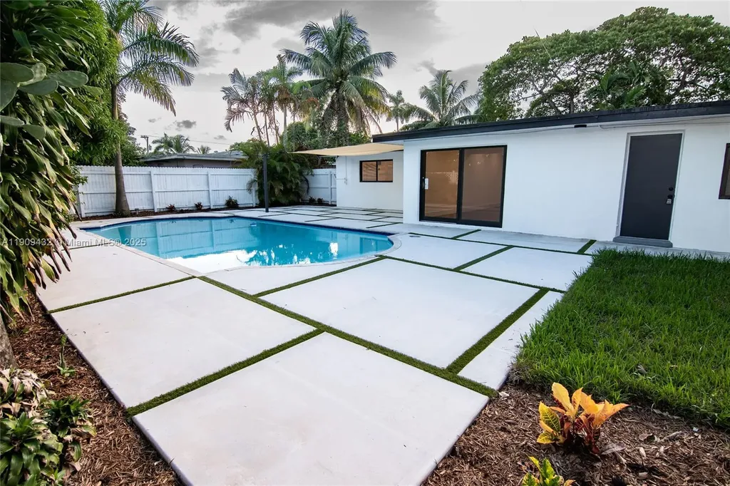 552 W Evanston Circle Fort Lauderdale FL 33312