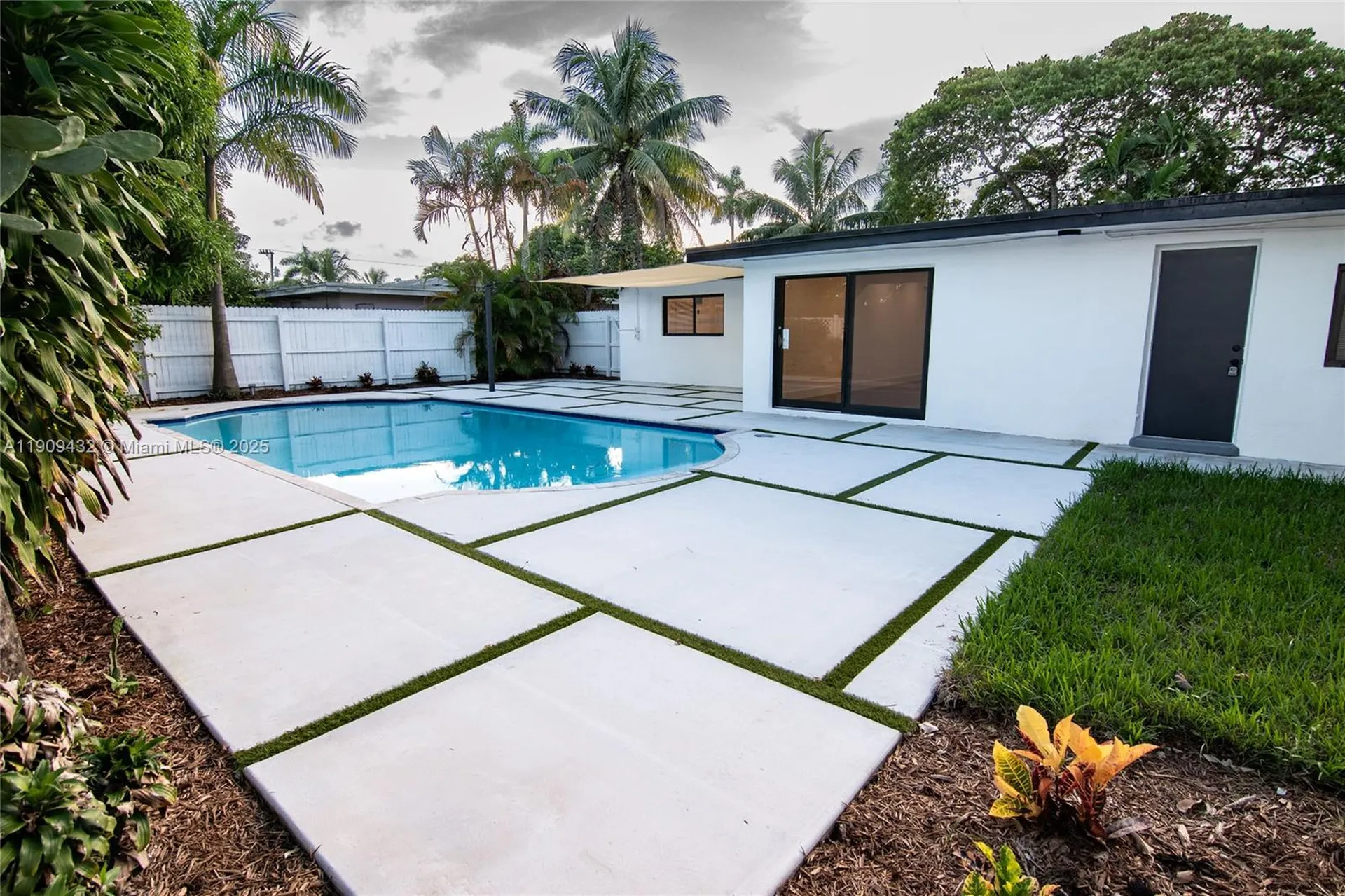 552 W Evanston Circle Fort Lauderdale FL 33312