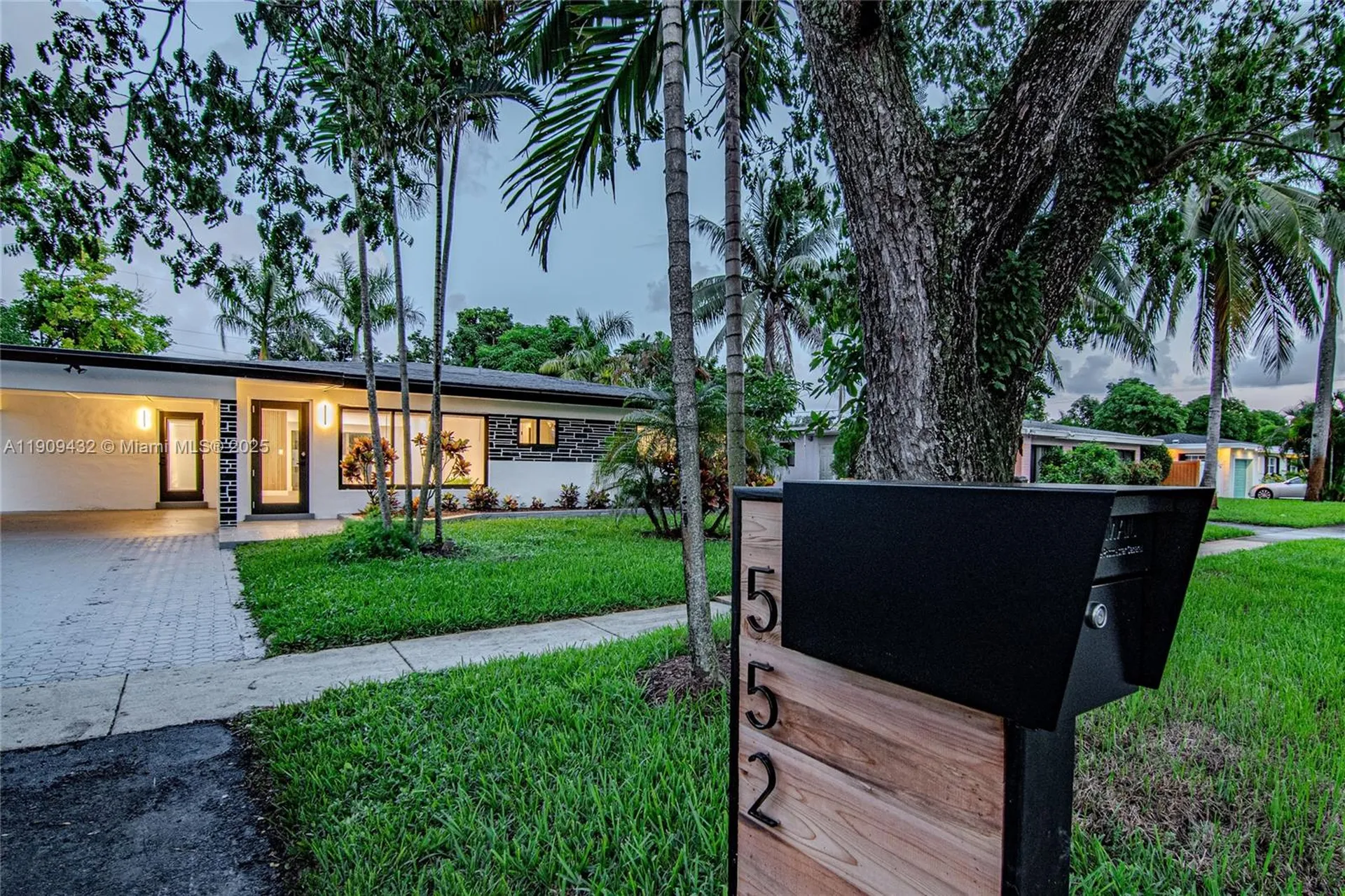 552 W Evanston Circle Fort Lauderdale FL 33312