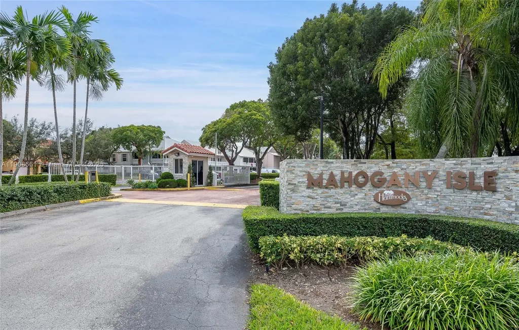 10421 Mahogany Key Circle Miami FL 33196