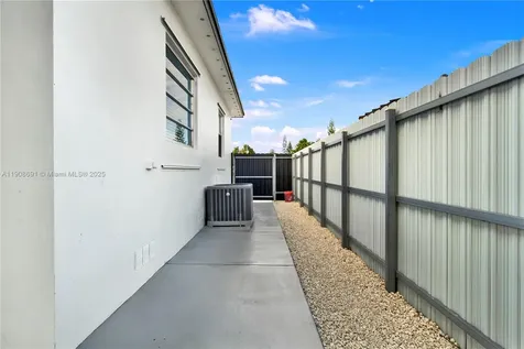 660 E 38th Street Hialeah FL 33013