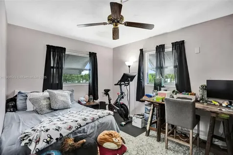 7270 NW 1st Street Pembroke Pines FL 33024