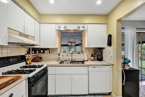 7270 NW 1st Street Pembroke Pines FL 33024