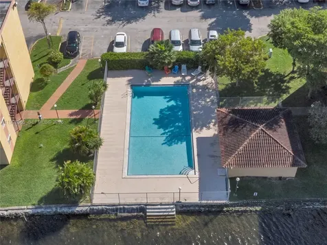 4709 NW 7th Street Miami FL 33126