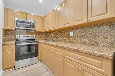 4709 NW 7th Street Miami FL 33126