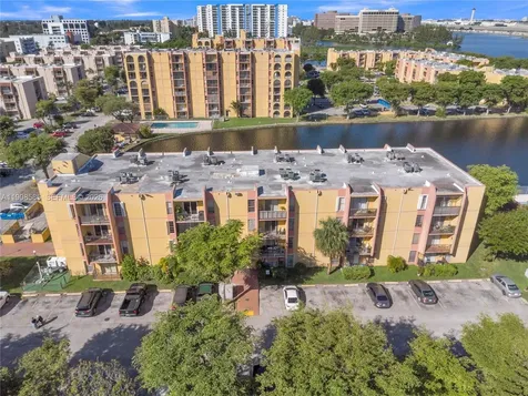 4709 NW 7th Street Miami FL 33126