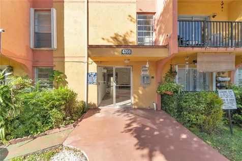 4709 NW 7th Street Miami FL 33126