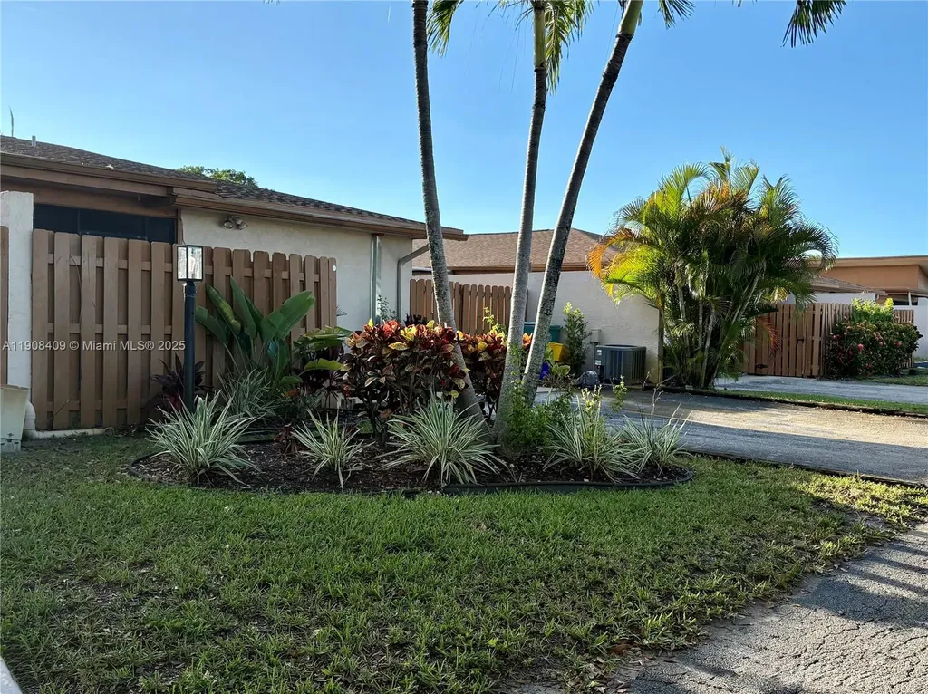 2050 SW 24th Circle Boynton Beach FL 33426