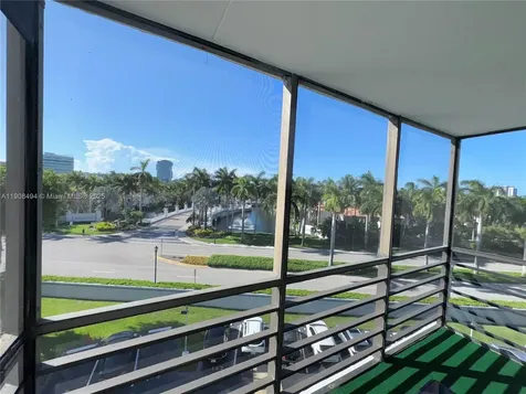 20500 W Country Club Drive Aventura FL 33180