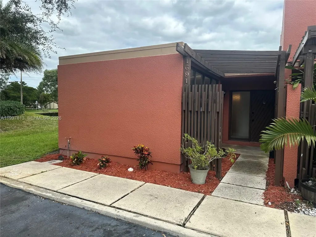1691 Fairway Road Pembroke Pines FL 33026