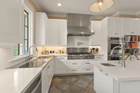685 Harbor Lane Key Biscayne FL 33149