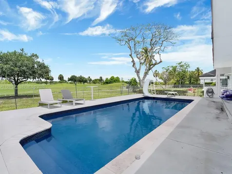 621 E Tropical Way Plantation FL 33317