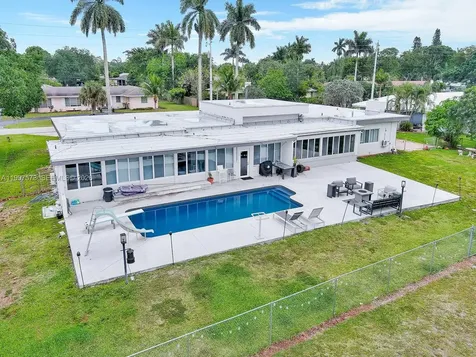 621 E Tropical Way Plantation FL 33317