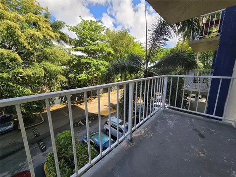 4550 NW 9th Street Miami FL 33126