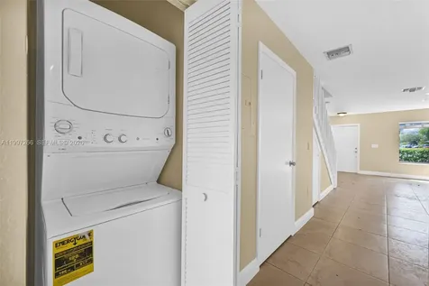 4930 S University Drive Davie FL 33328