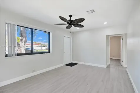 136 Miami Gardens Road West Park FL 33023