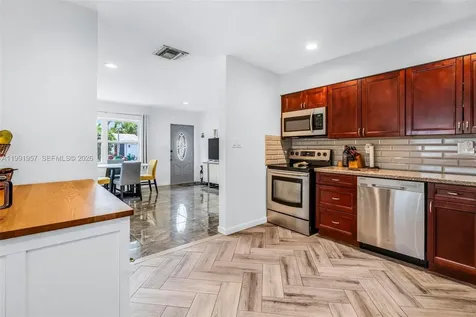 7211 NW 76th Street Tamarac FL 33321