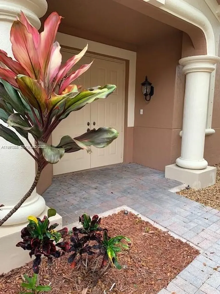 2800 Kinsington Circle Weston FL 33332