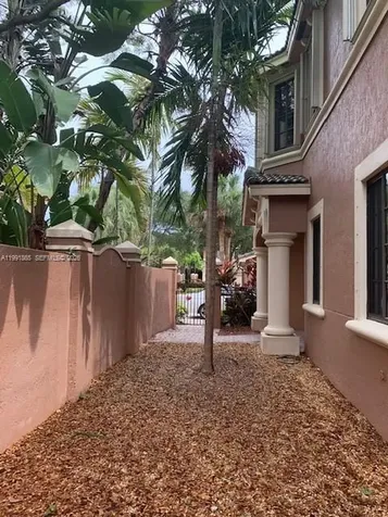 2800 Kinsington Circle Weston FL 33332