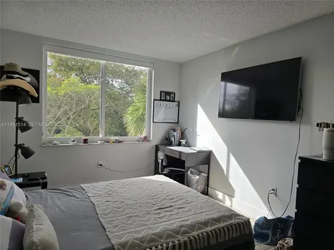 17890 W Dixie Highway North Miami Beach FL 33160
