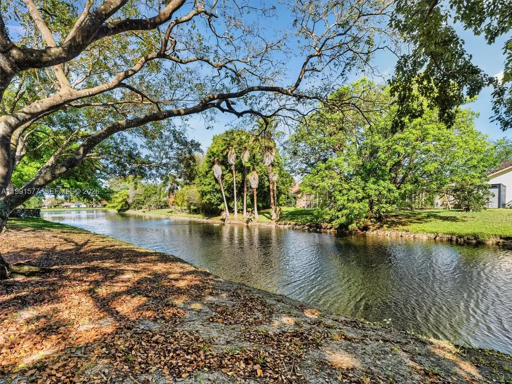 11407 Lakeview Drive Coral Springs FL 33071