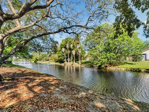 11407 Lakeview Drive Coral Springs FL 33071