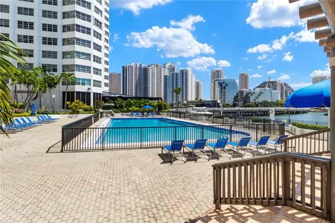 905 Brickell Bay Drive Miami FL 33131