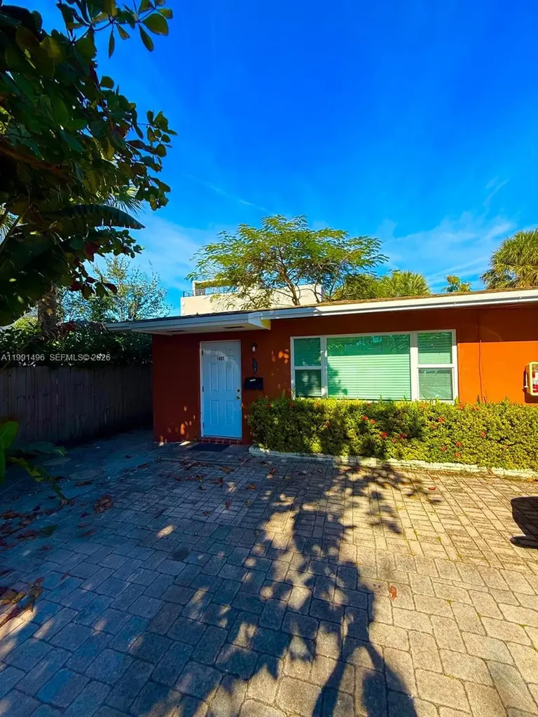 1055 NE 34th Court Oakland Park FL 33334